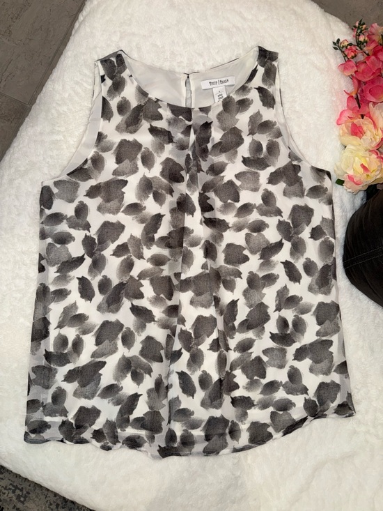 White House Black Market Tops - 2 x 20$ White House Black Market Black & White Sleeveless Printed Shell Size S